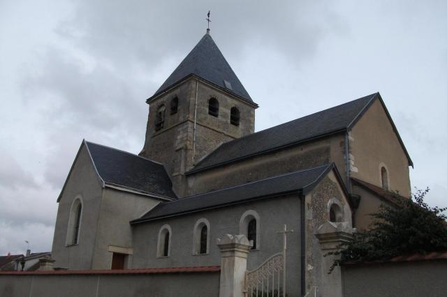 l'église de Champfleury vue depuis le nord ouest, au premier plan son cimetière.