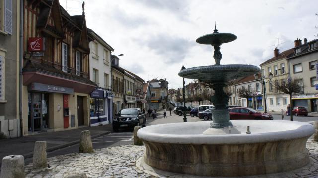 La fontaine sur la palce de la mairie .