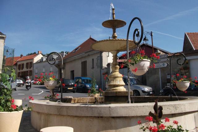 Fontaine sur la place dans le village de Trigny (Marne).