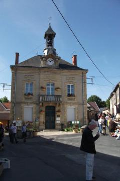 Vue de la mairie de Trigny avec le local des pompiers accolé à gauche.