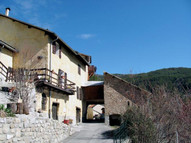Théus - Dans le village