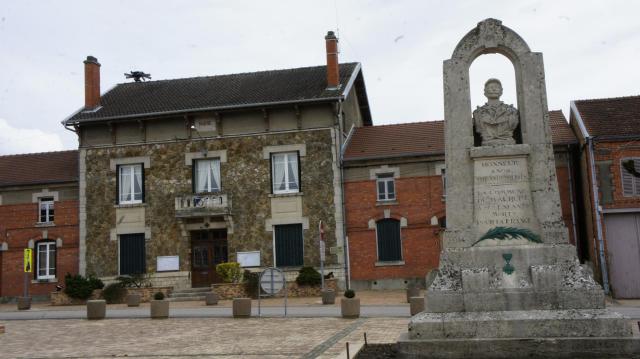 Une vue de la Mairie et du monument aux morts de Maurupt-le-Montois .