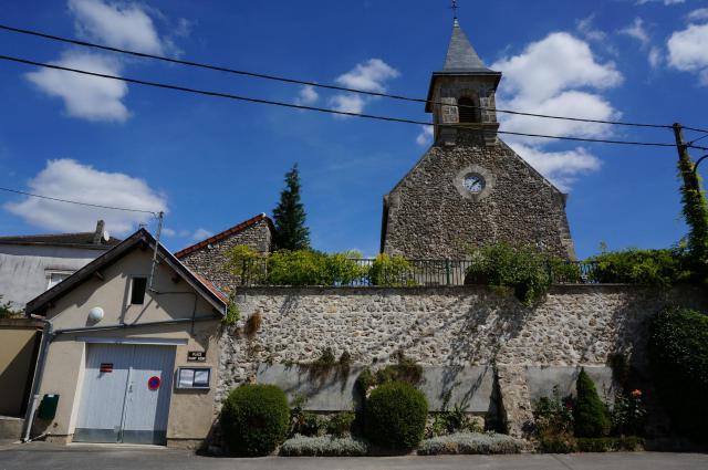 Une vue de l'église et du hangar de pompiers sur le côté .