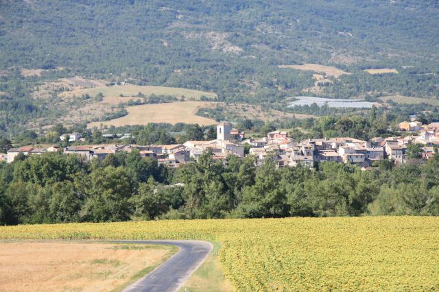 Vue sur le village de Ribiers (Hautes Alpes, France) depuis la route de Mison.