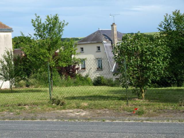 Derrière l'école