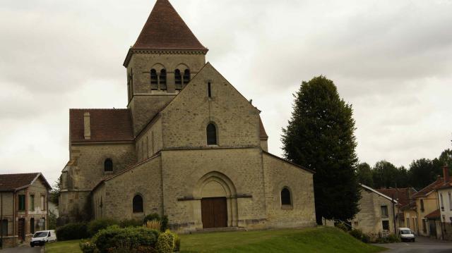 Vue du portail ouest de l'Église st-Souplet sur Py.