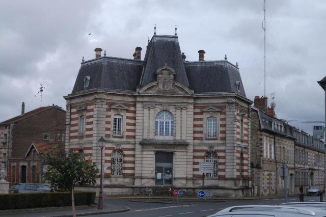 Sainte-Ménehould, place Leclerc, ancienne Caisse d'épargne.