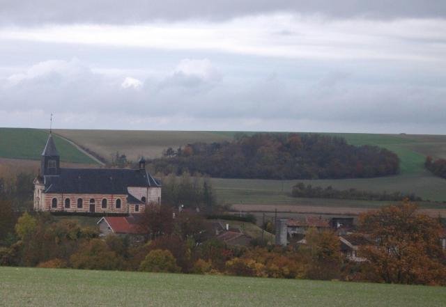 vue du village de Valmy, l'église surplombant les maisons dans le vallon .