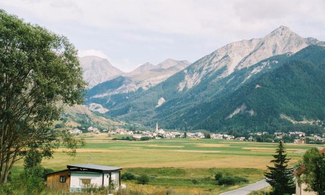 La plaine d'Ancelle et la vallée de la Rouanne vues du hameau de St Hillaire (commune d'Ancelle). Le village est surplombé par l'aiguille…