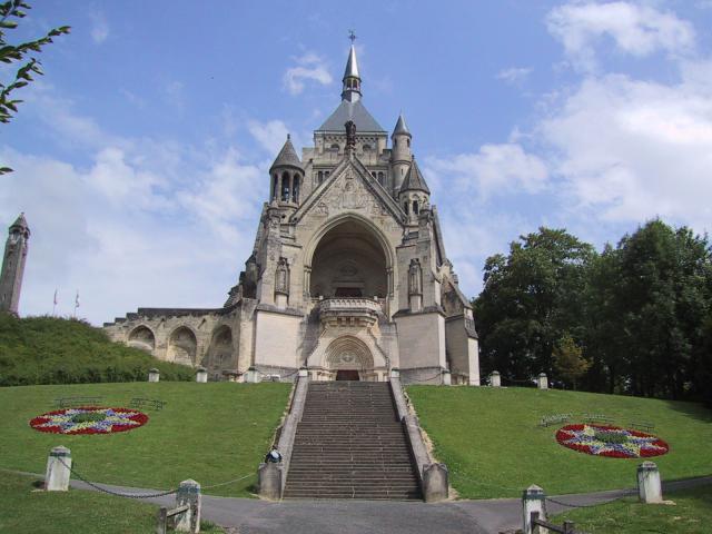 Chapelle de fr:Dormans, mémorial des batailles de la Marne, avec la fr:lanterne des morts sur la gauche.