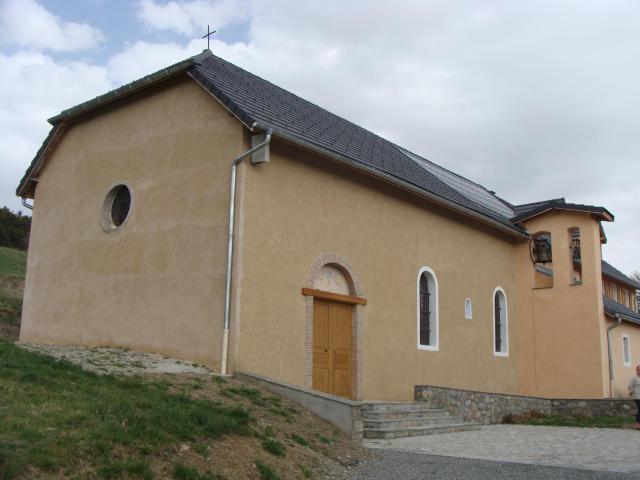 L'église paroissiale de Puy-Sanières (Hautes-Alpes), lieudit 'le château'.