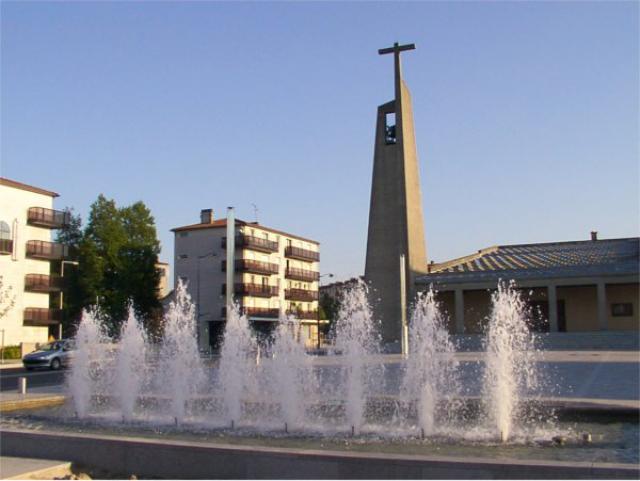 Vue de la façade de l'église Sainte-Bernadette de Tinqueux (France), place du marché angle des rues de la Liberté et du 29 août 1944.