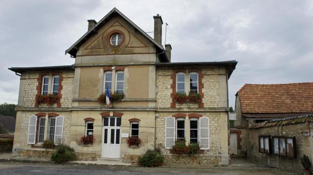 Vue de la mairie de Courville.