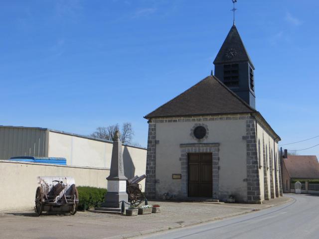 Monument aux morts de la commune, flanqué de deux canons, devant l'église Saint-Memmie