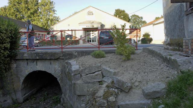 Mairie et ruisseau à la Veuve