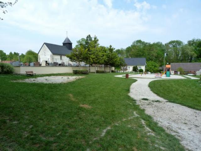 St-Hilaire-au-Temple : l'Eglise et l'aire de jeux