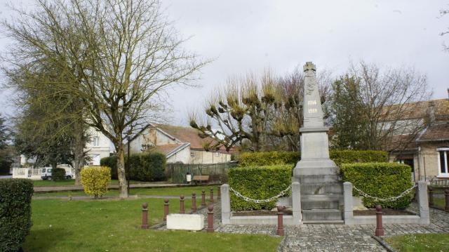 Monument aux morts de la commune .