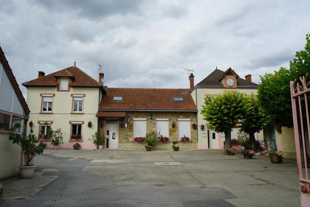 dans le village.