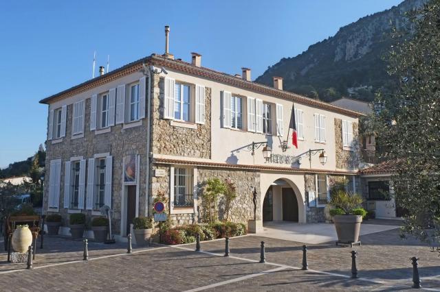 La mairie de Castagniers.