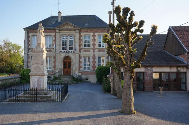 Monument aux morts et mairie d'étoges.