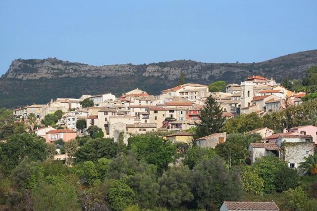 Vue du village de La Gaude depuis une impasse du chemin des Tuilières.