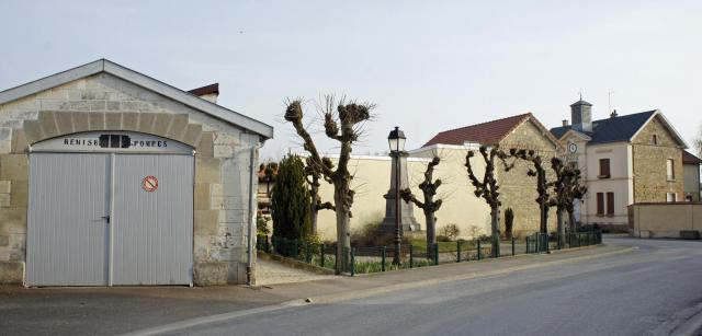 Vue d'une partie de la place centrale de Saint-Germain-la-Ville, visible ici la salle de Pompier, la_mairie, le_monument_aux_morts.