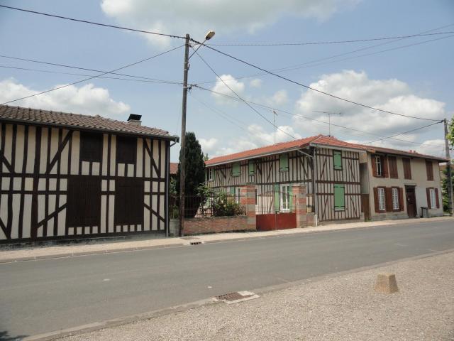 Des maisons à colombages à Blacy, en face de l'église