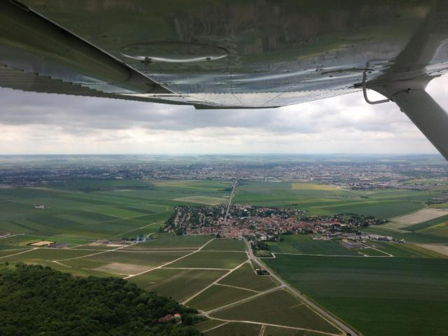 Cernay vu du ciel. Au loin, Reims.