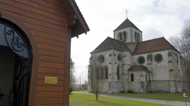 au premier plan, la Chapelle Notre Dame du Bonsecours et au second plan l'église du XIIe et XIIIe siècle, Boult sur Suippe.