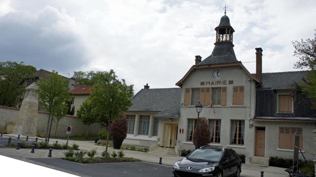 Place de la Mairie à St-Thierry avec son monument aux morts.