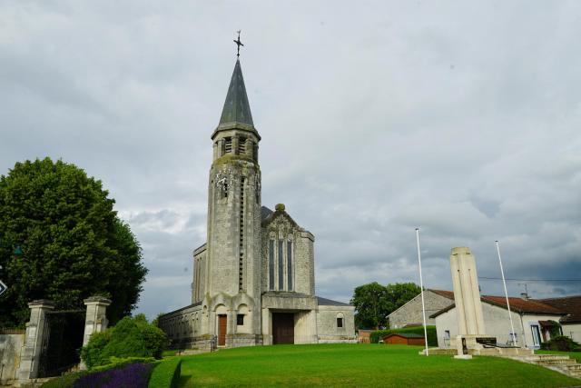 l'église et le monument aux morts de Pomacle.