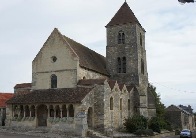 vue du portail ouest de l'église Notre-Dame-et-Saint-Nicaise de Cauroy-lès-Hermonville.