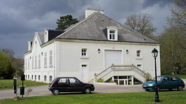Bâtiment dans le parc du château .