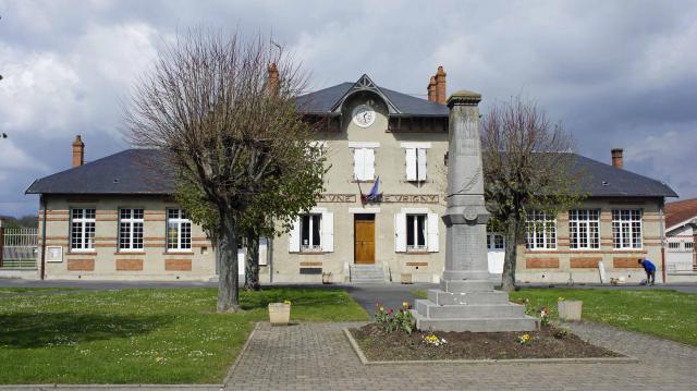 monument aux morts et mairie à Vrigny.