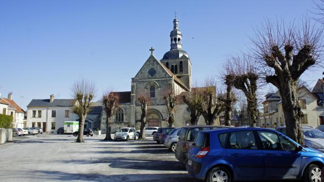 Place de l'église de Fismes, elle est dédiée à Macre.