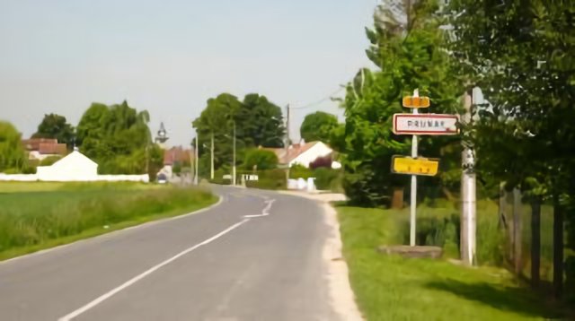 Prunay, entrée est