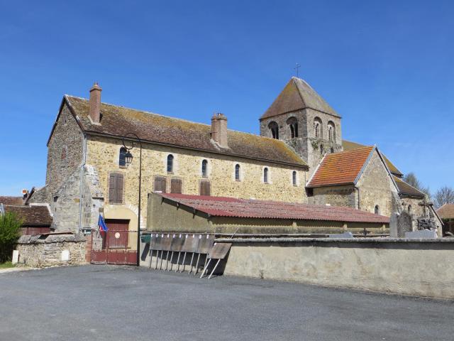 Église Saint-Didier et mairie. Celle-ci occupe l'ancienne nef de l'église.