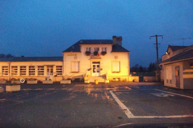 Treslon, sa_mairie et sa place centrale.