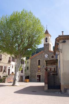 La place et l'église.