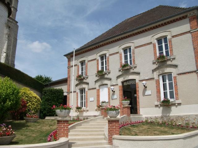 vue de la Mairie COndé-sur-Marne et d'une partie de l'égliser.