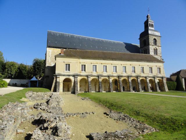 Vue de l'église abbatiale et du cloître de l'ancienne abbaye et des vestiges d'une aile de la-dite abbaye.