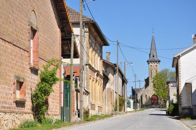 La Rue de l'Église à Saint-Hilaire-le-Petit (Marne, région Champagne-Ardenne, France).