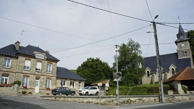 Méry-Prémecy, sa place avec l'église et la mairie.