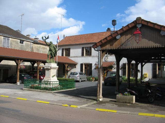 Doulevant-le-Château, mairie et monument aux morts.