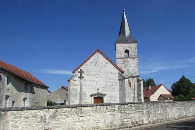 La façade de l'église.