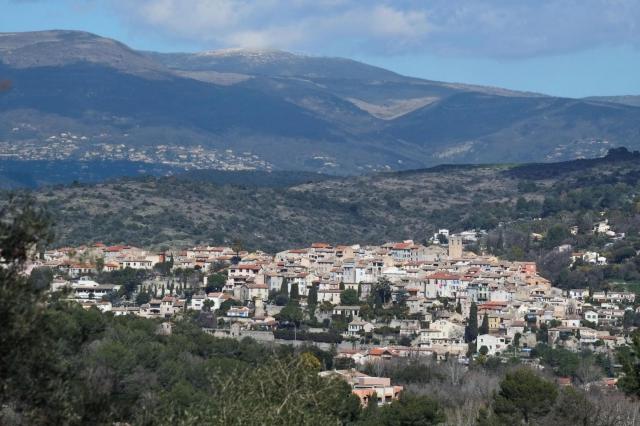 Vue du village de Biot depuis le chemin de l’Orangerie d’Antibes.