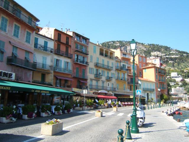 Le Quai de l'Amiral Courbet bordant le Port de la Santé à Villefranche-sur-Mer.