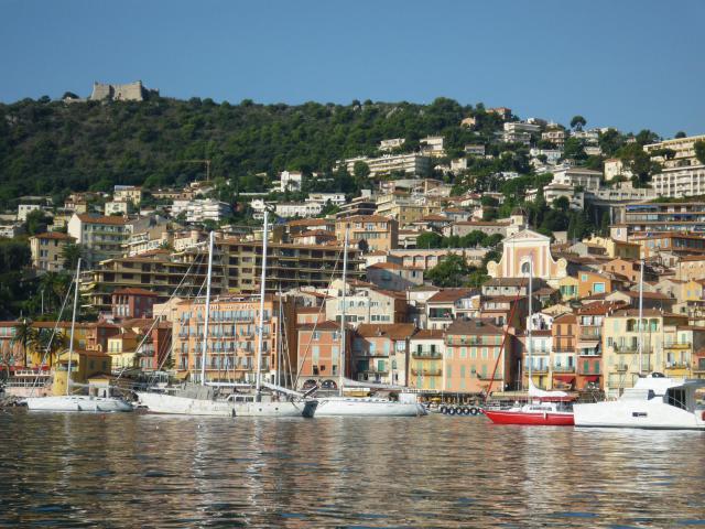 Villefranche-sur-Mer (Alpes-Maritimes) vue depuis la Rade, avec au dessus le fort du Mont-Alban