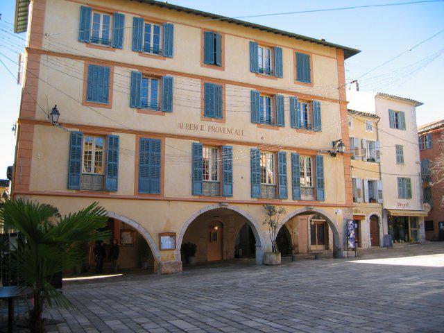 Place centrale de Valbonne