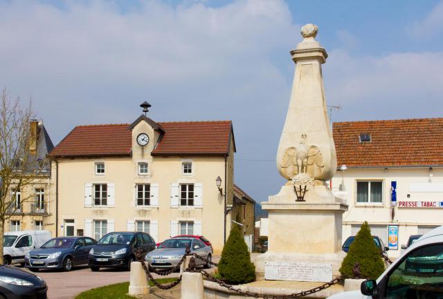 Andelot-Blancheville, Haute-Marne, Dorfplatz mit Kriegerdenkmal